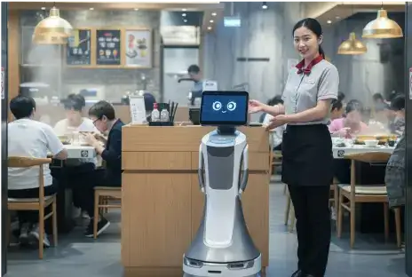 地产与商业服务机器人:售楼处、4S店、企业展厅的前台接待智能化升级